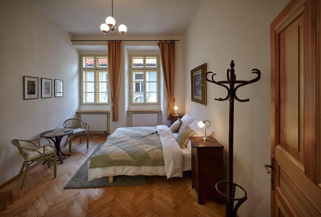 Queen Bee Apartments Прага Экстерьер фото