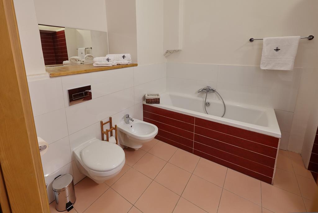 Queen Bee Apartments Прага Экстерьер фото