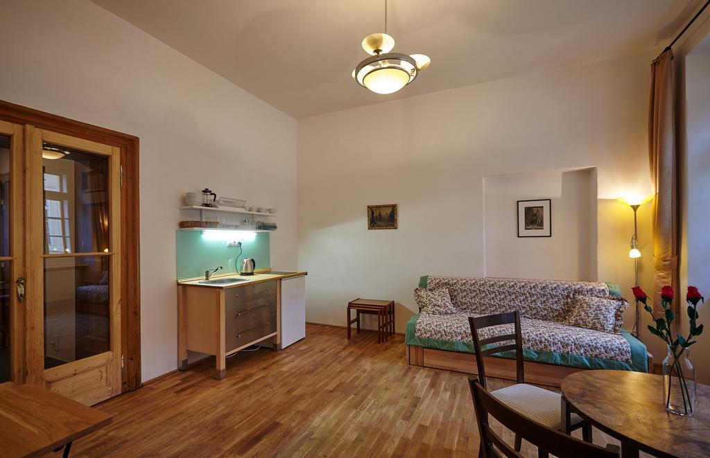 Queen Bee Apartments Прага Номер фото