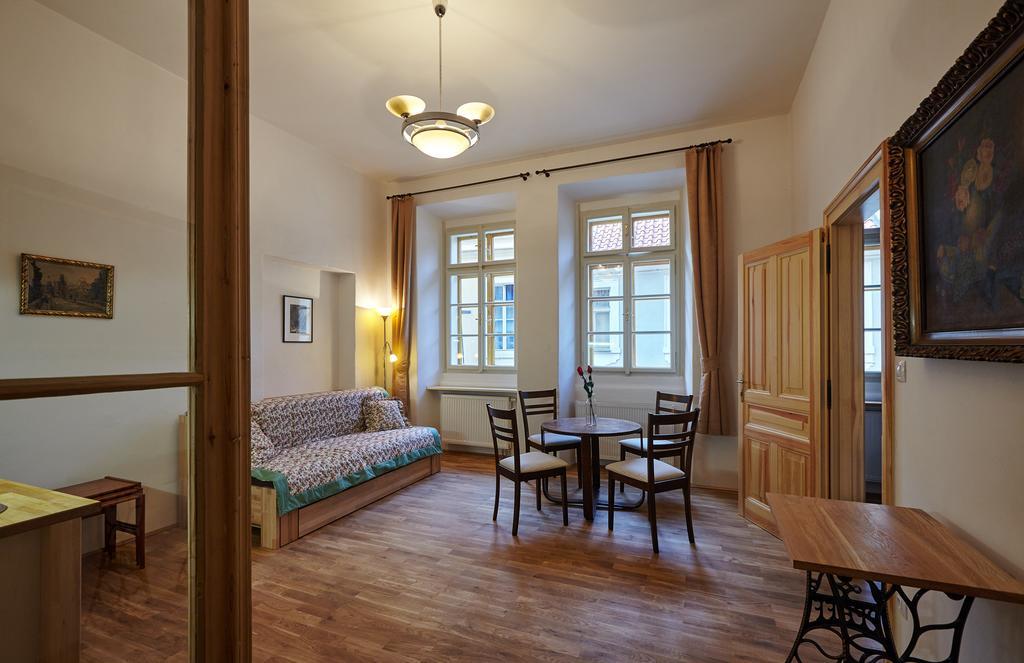 Queen Bee Apartments Прага Экстерьер фото