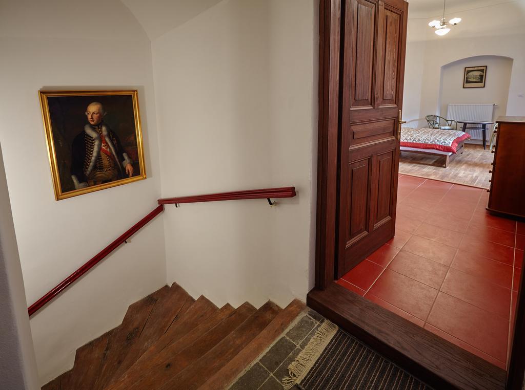Queen Bee Apartments Прага Экстерьер фото
