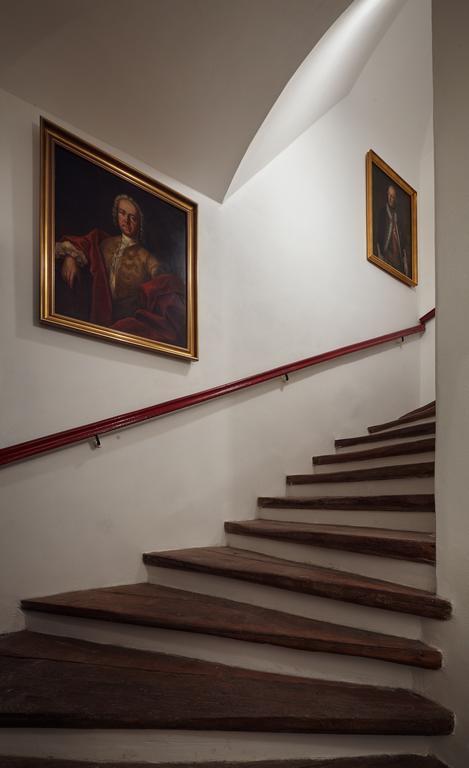 Queen Bee Apartments Прага Экстерьер фото