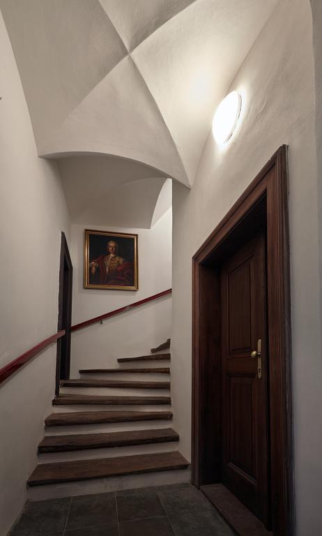 Queen Bee Apartments Прага Экстерьер фото