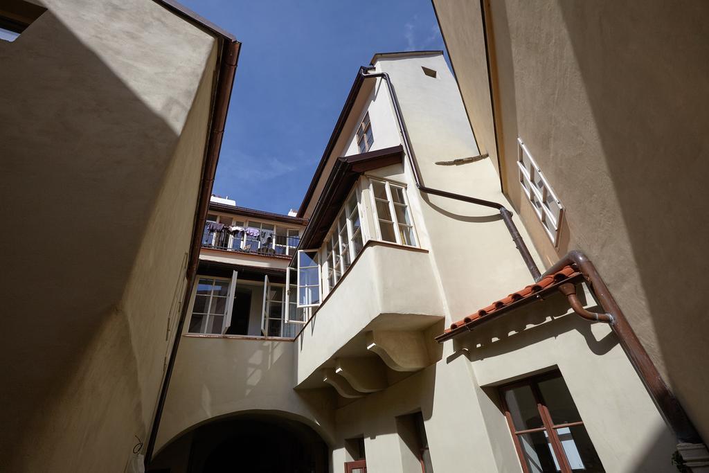 Queen Bee Apartments Прага Экстерьер фото