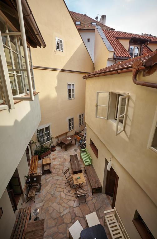 Queen Bee Apartments Прага Экстерьер фото