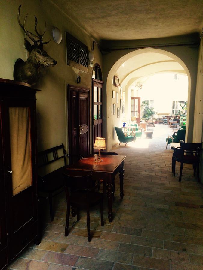 Queen Bee Apartments Прага Экстерьер фото