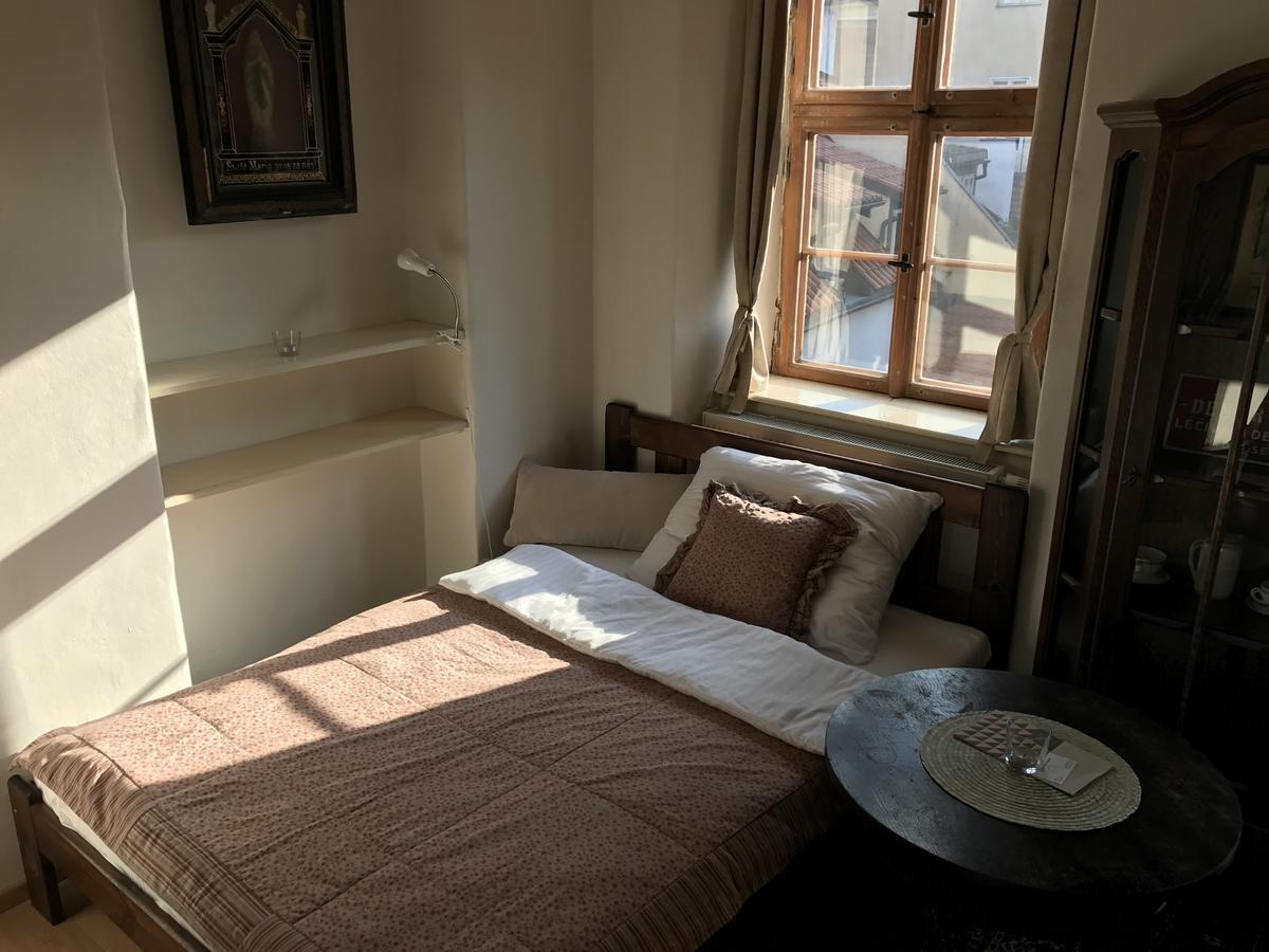 Queen Bee Apartments Прага Экстерьер фото