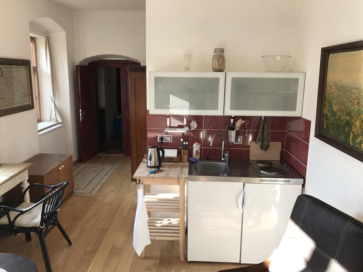 Queen Bee Apartments Прага Экстерьер фото